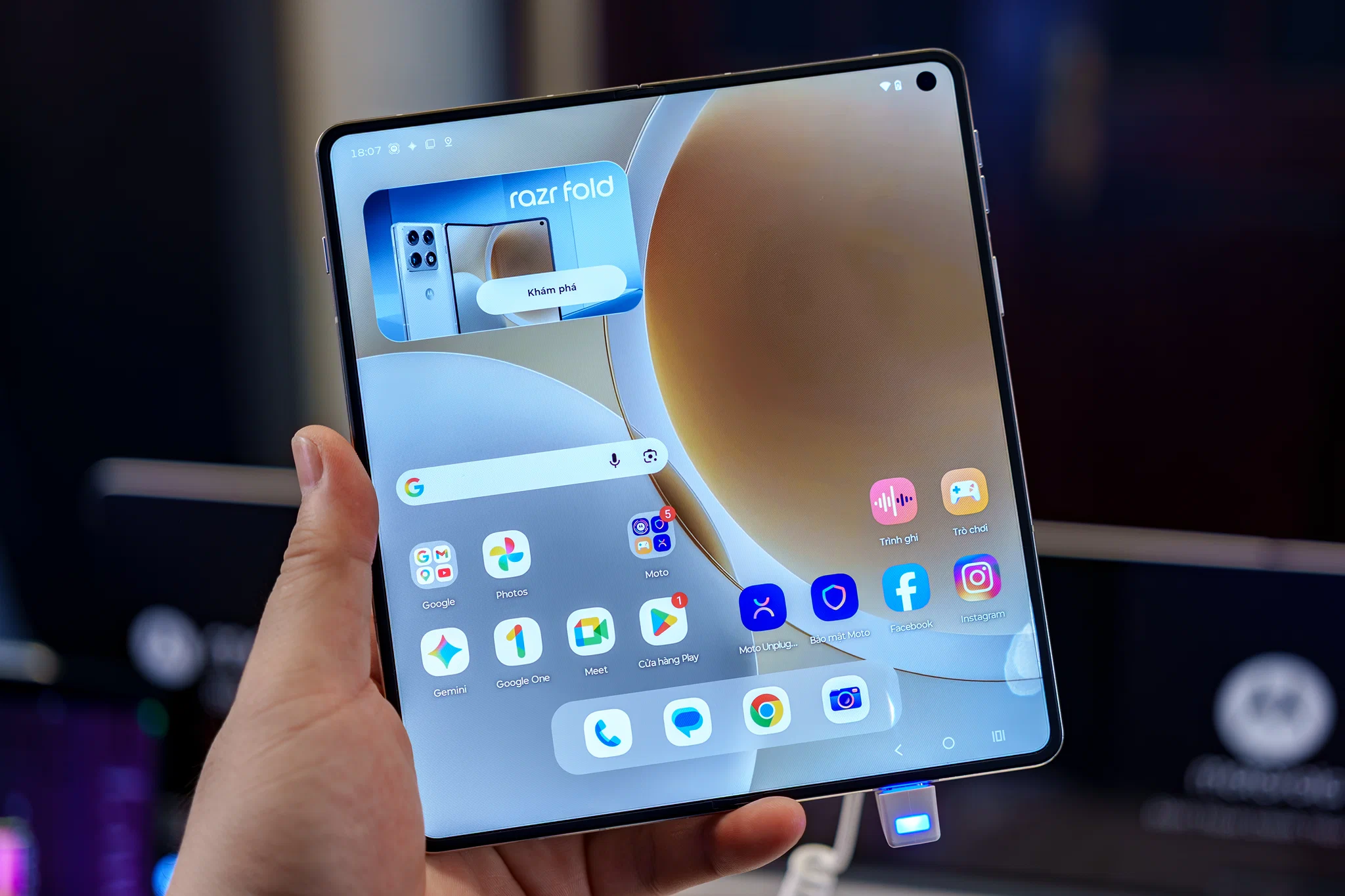 Motorola razr fold ra mắt tại Việt Nam với camera đạt DXOMARK Gold Label