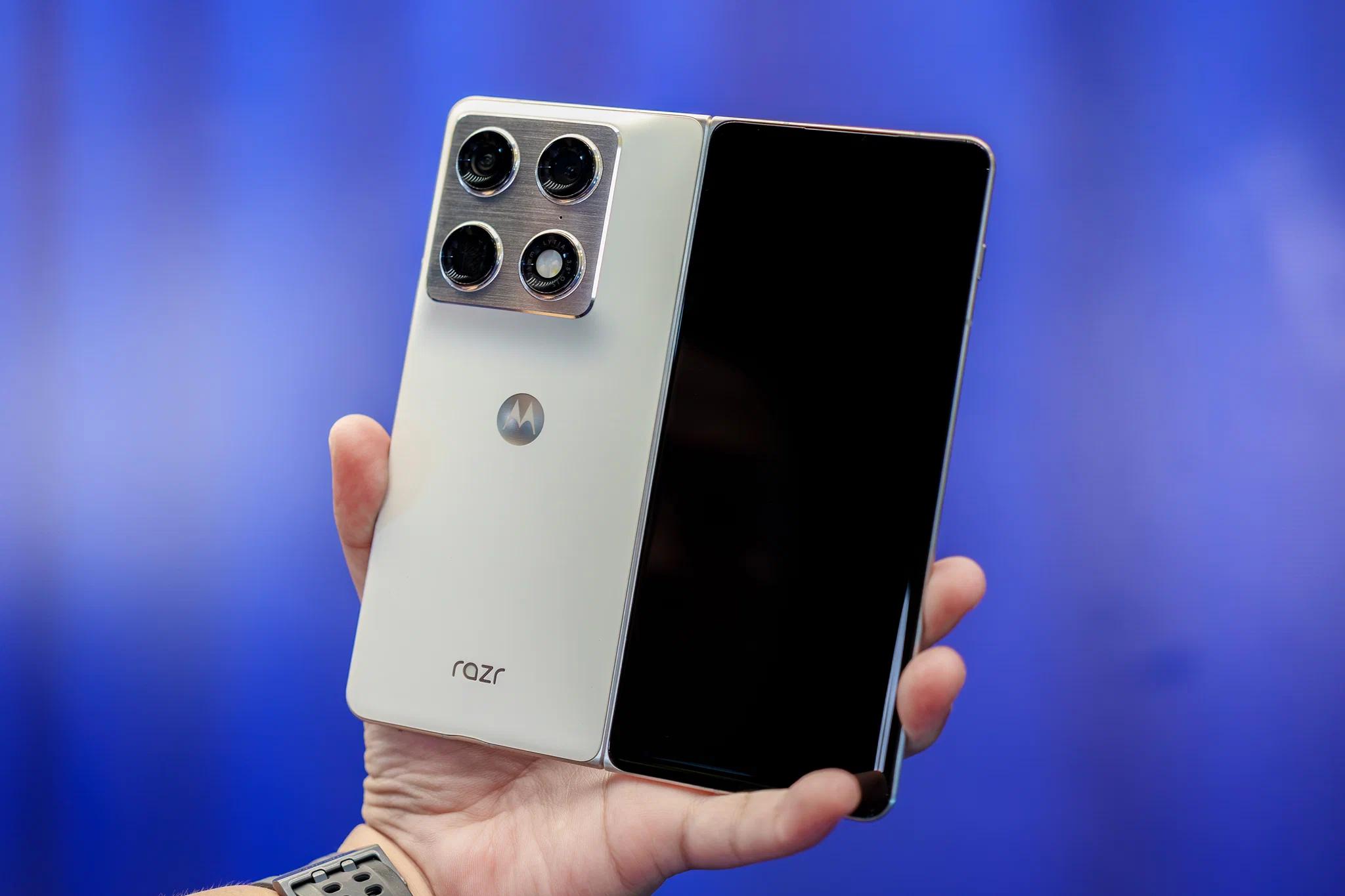 Motorola razr fold ra mắt tại Việt Nam với camera đạt DXOMARK Gold Label