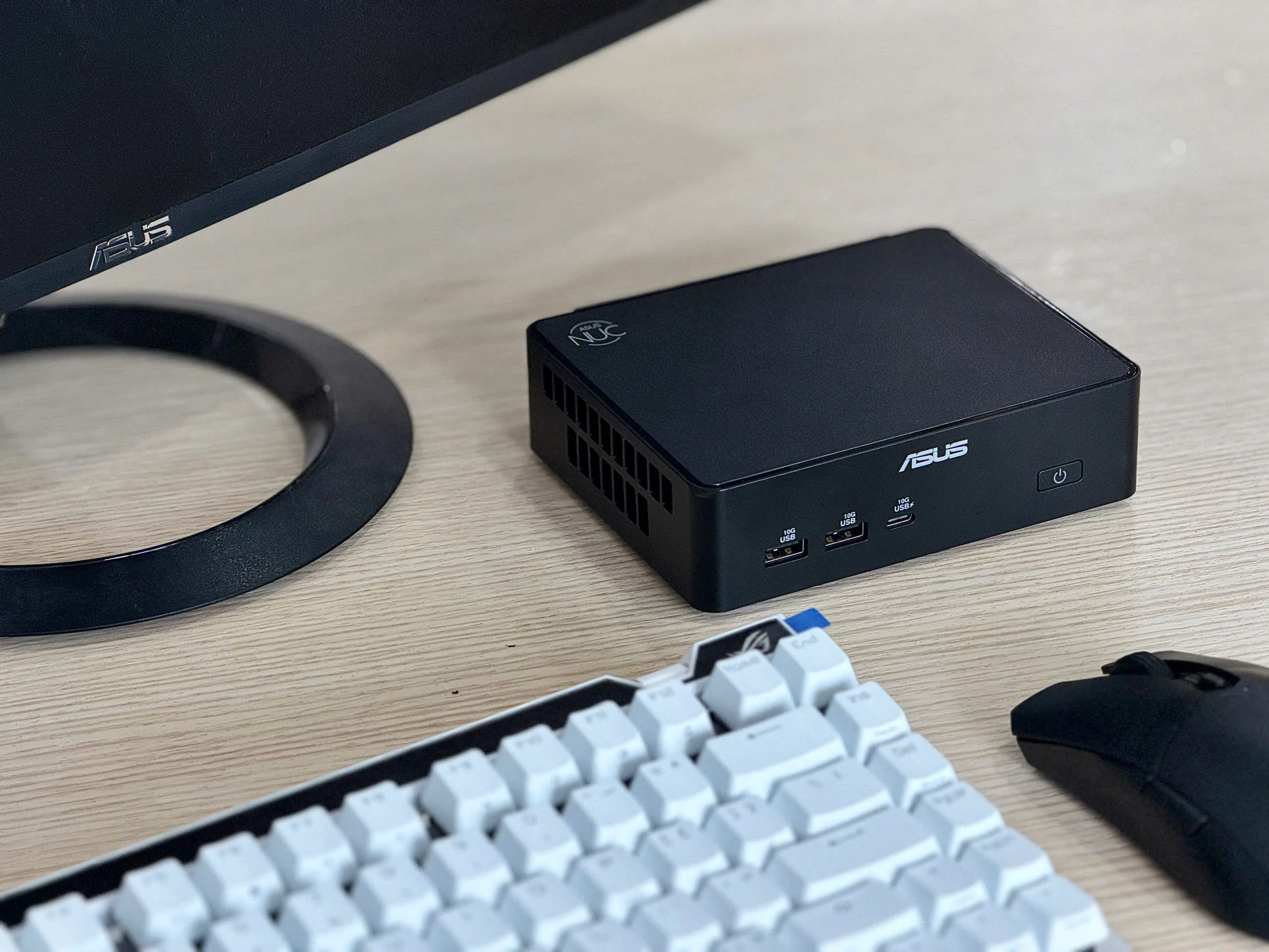Trên tay ASUS NUC 16 Pro gọn trong lòng bàn tay nhưng đủ sức xử lý công việc nặng