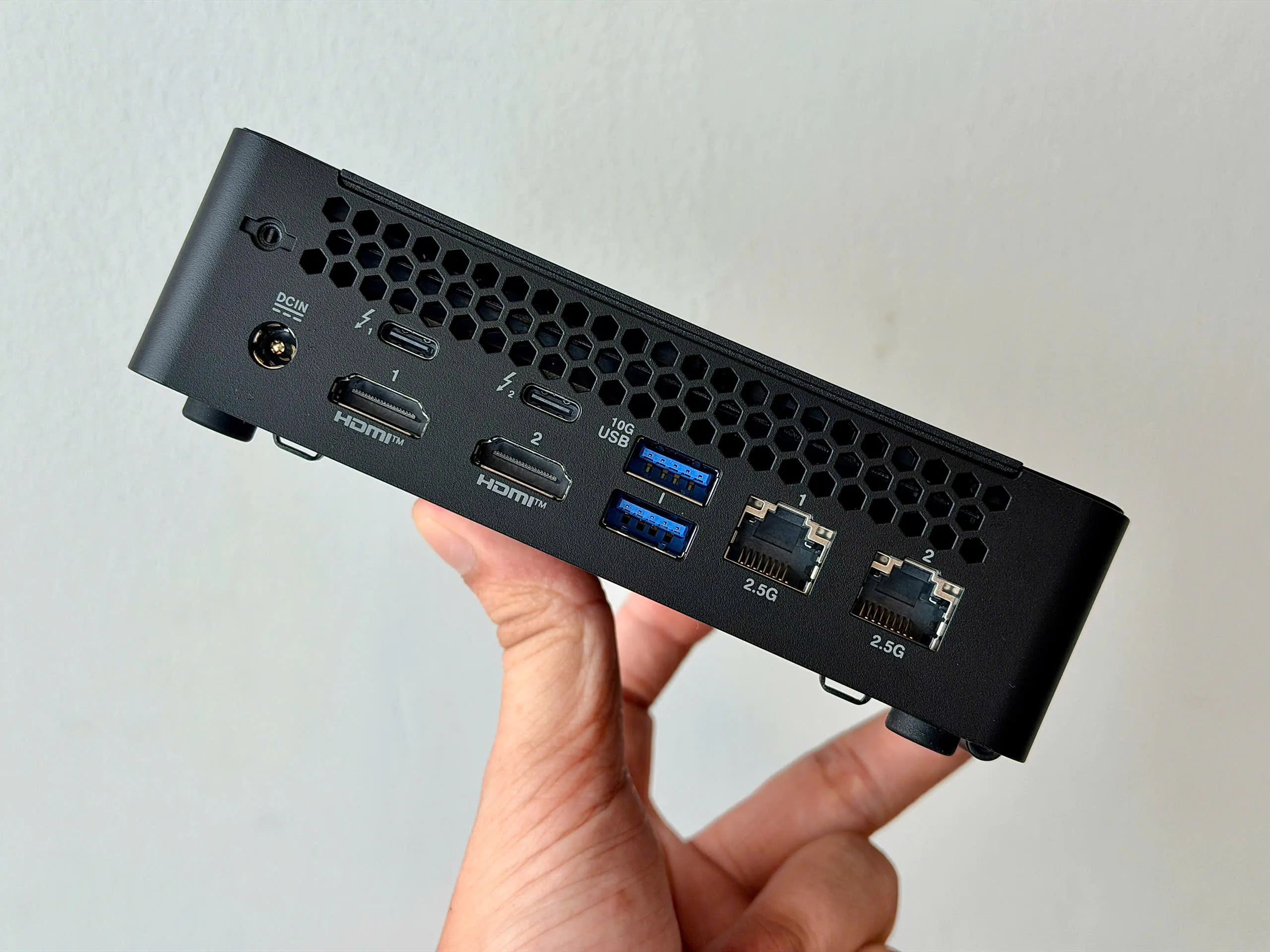Trên tay ASUS NUC 16 Pro gọn trong lòng bàn tay nhưng đủ sức xử lý công việc nặng