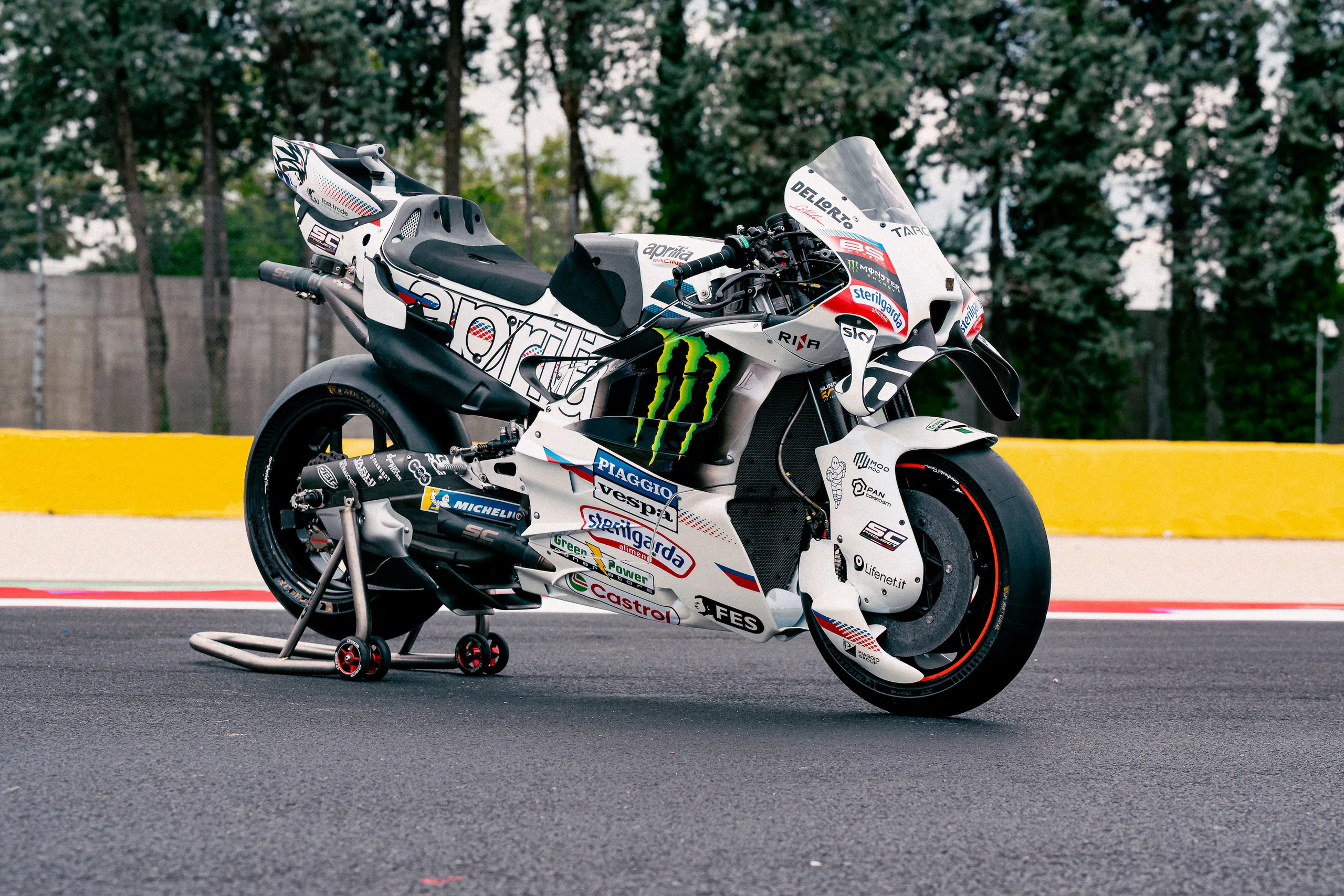 Aprilia Racing mang sắc trắng Perla Bianca lên MotoGP mừng 80 năm Vespa