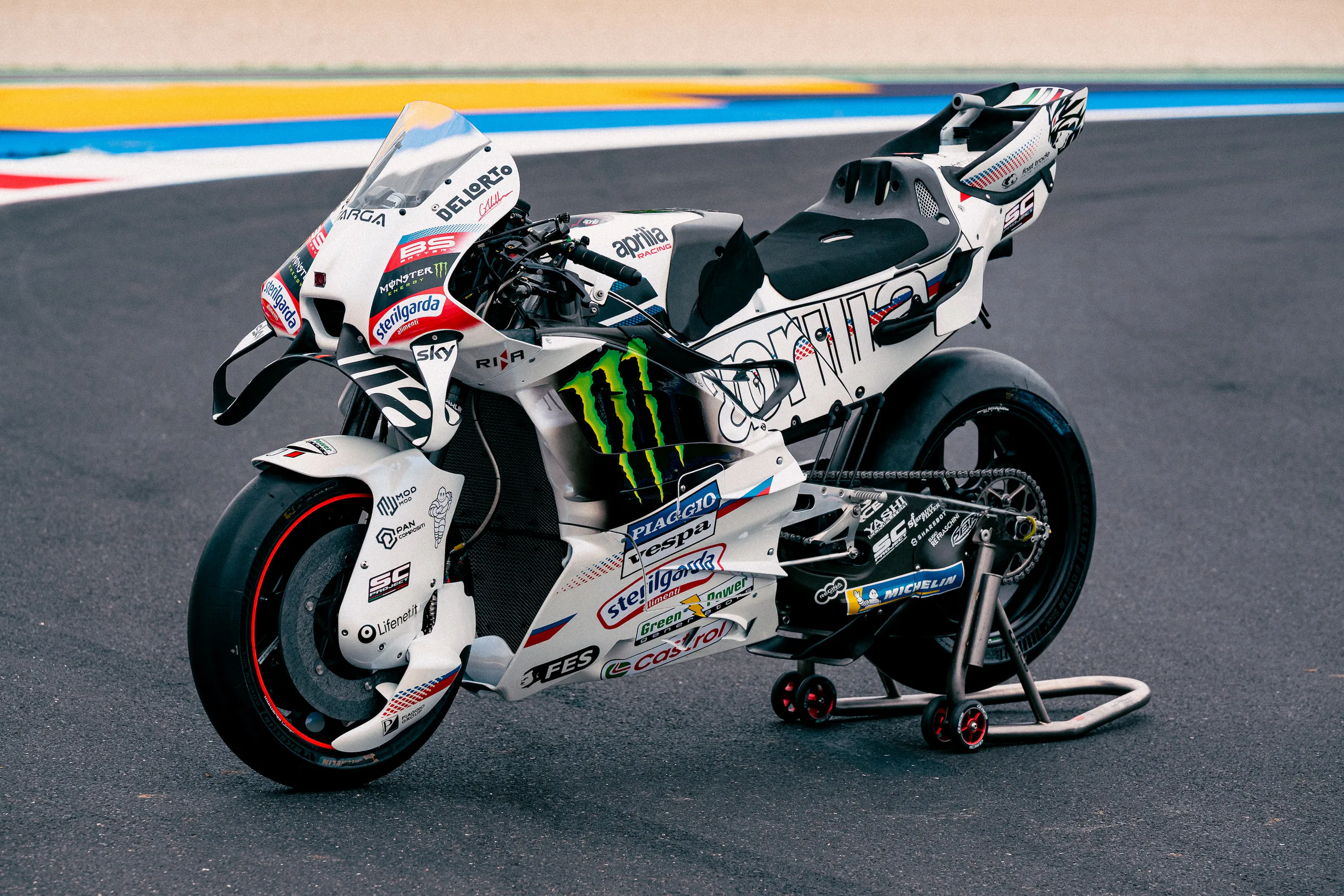 Aprilia Racing mang sắc trắng Perla Bianca lên MotoGP mừng 80 năm Vespa