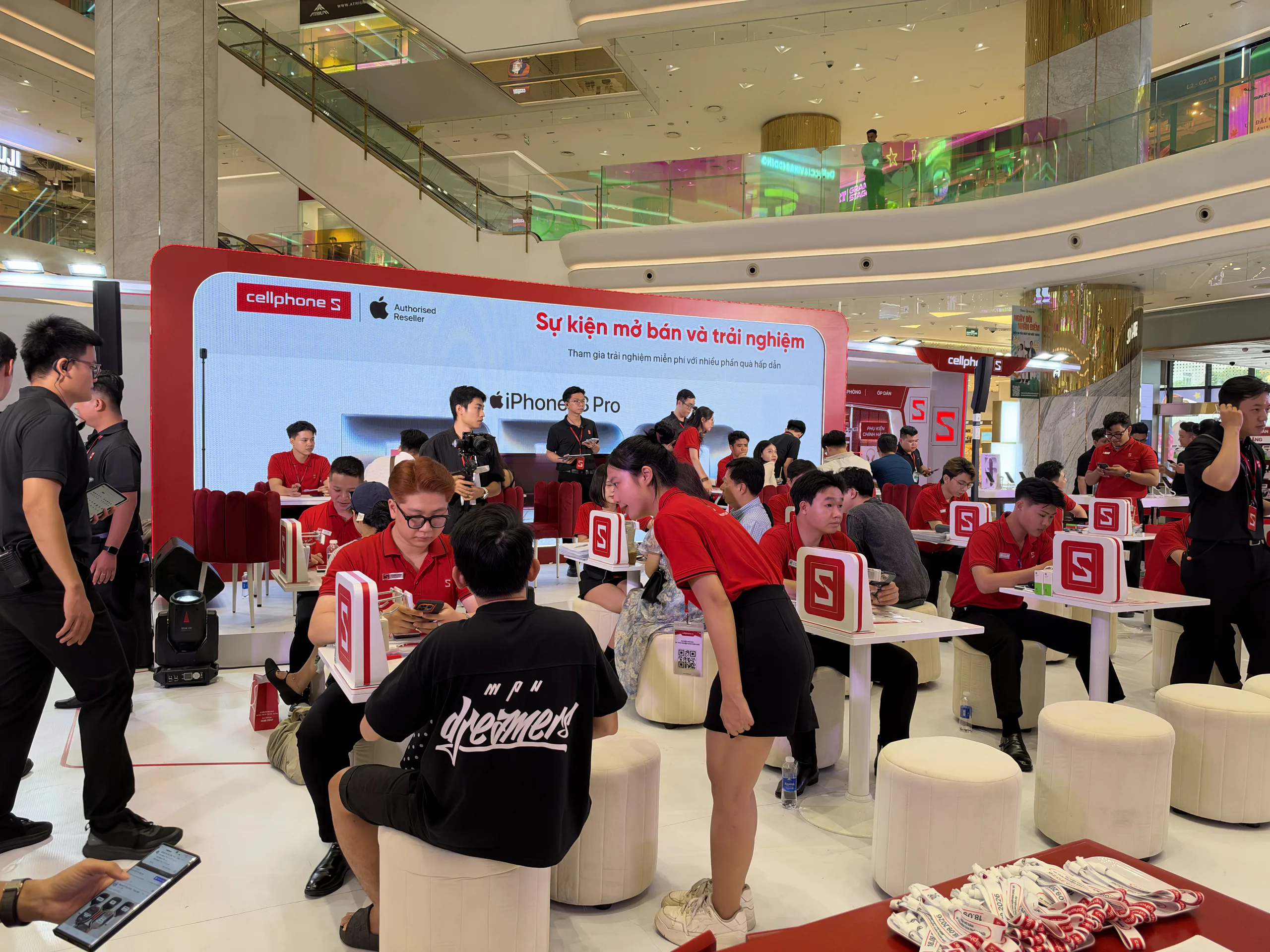 CellphoneS bắt đầu giao iPhone 18 Pro và iPhone 18 Pro Max, gần 50,000 đơn đặt trước
