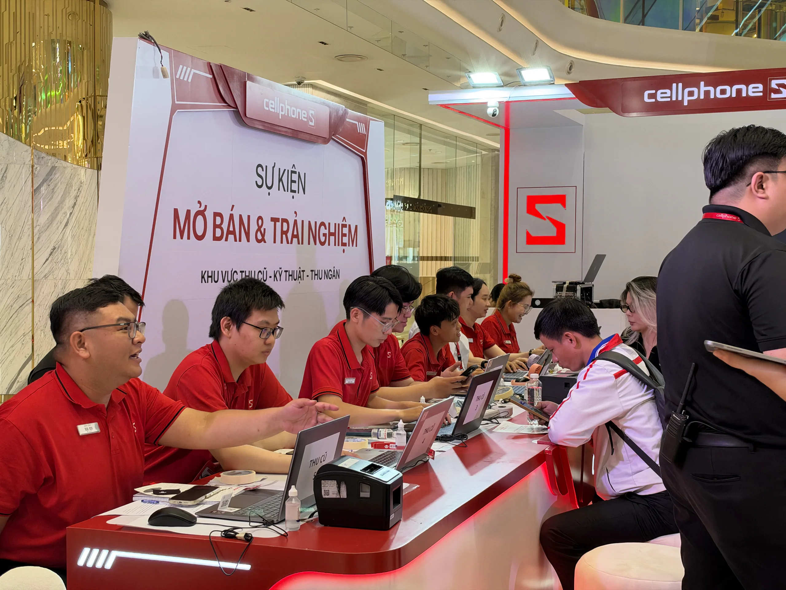 CellphoneS bắt đầu giao iPhone 18 Pro và iPhone 18 Pro Max, gần 50,000 đơn đặt trước