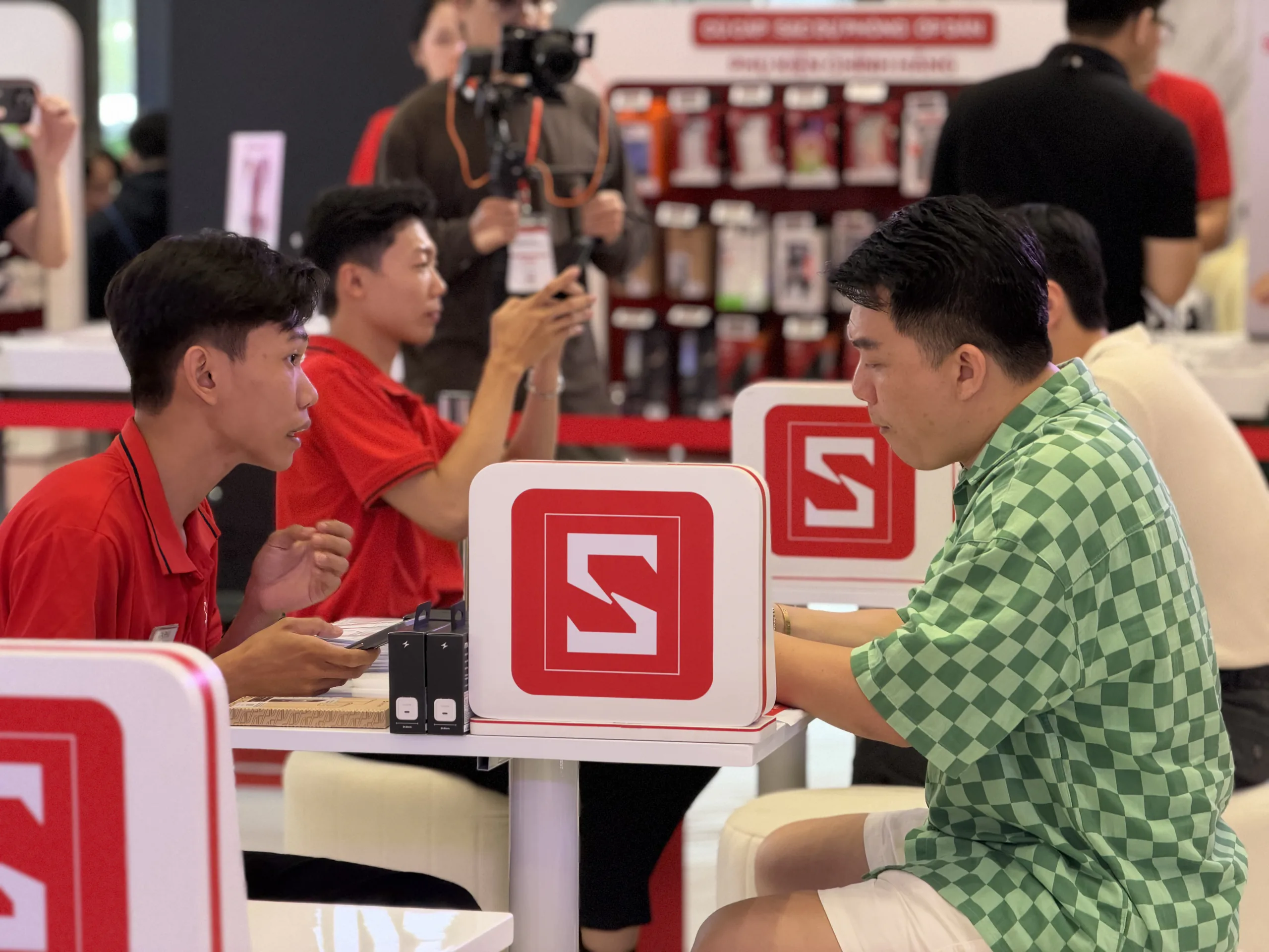 CellphoneS bắt đầu giao iPhone 18 Pro và iPhone 18 Pro Max, gần 50,000 đơn đặt trước