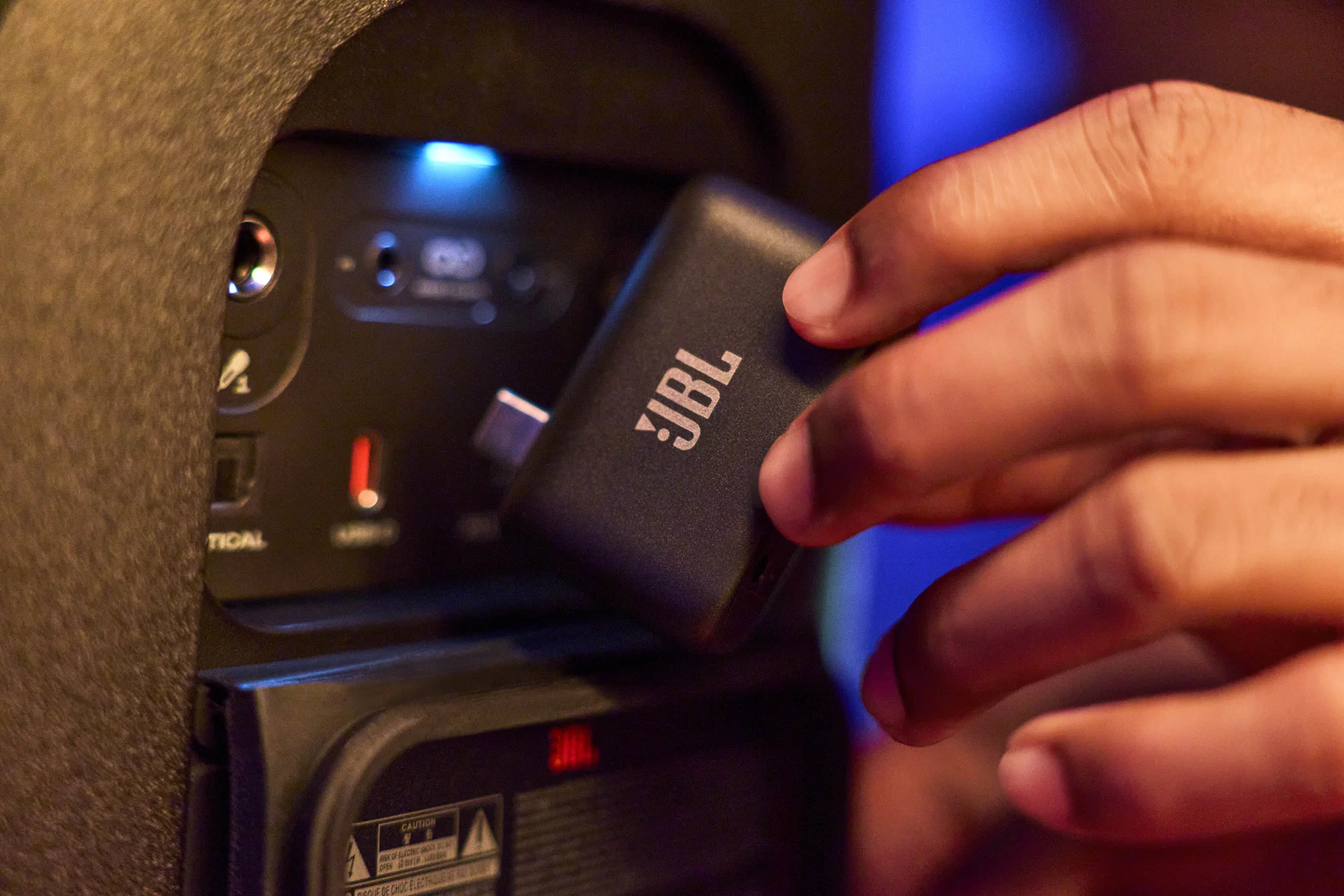 JBL EasySing Mic Mini ra mắt tại Việt Nam, tách giọng hát bằng AI, Voice Boost và thu âm chống ồn