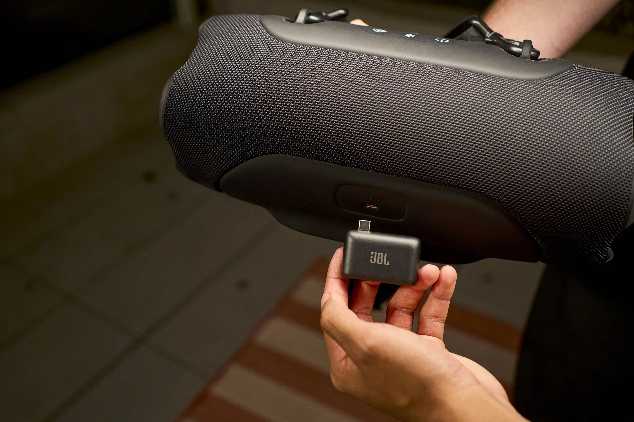 JBL EasySing Mic Mini ra mắt tại Việt Nam, tách giọng hát bằng AI, Voice Boost và thu âm chống ồn