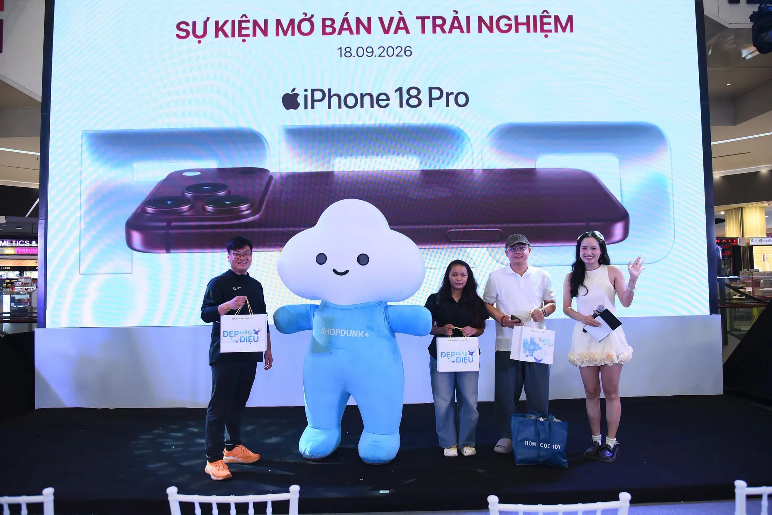 ShopDunk đưa định vị “Đẹp Đúng Điệu” ra không gian thực thông qua sự kiện bàn giao iPhone 18 Pro series