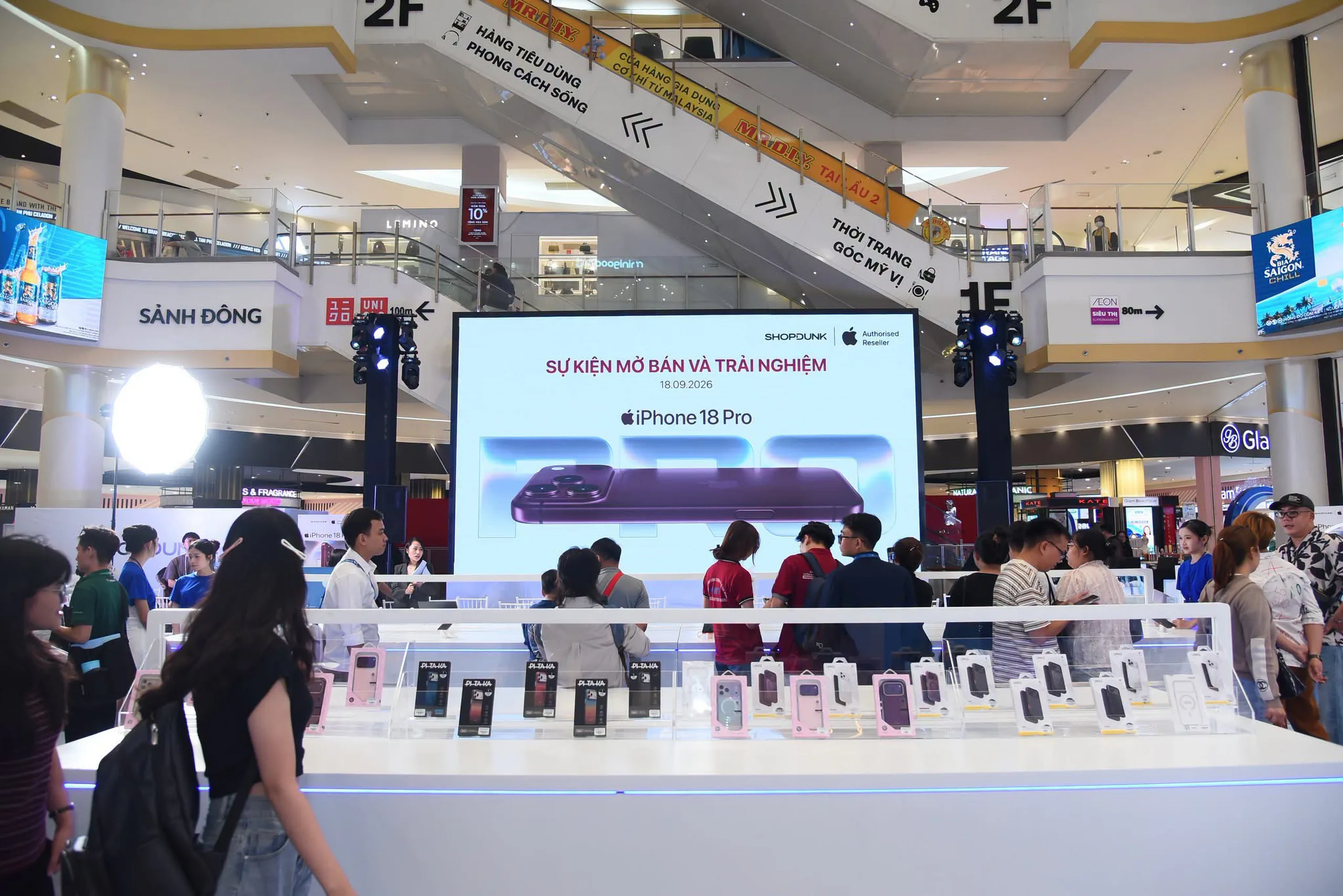 ShopDunk đưa định vị "Đẹp Đúng Điệu" ra không gian thực thông qua sự kiện bàn giao iPhone 18 Pro series