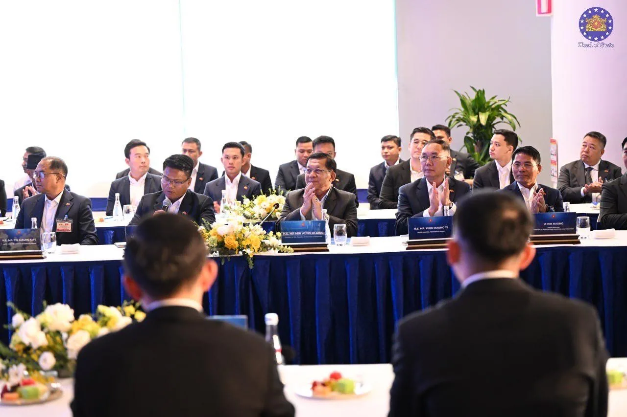 Tổng thống Myanmar trực tiếp tham quan dây chuyền sản xuất ô tô điện VinFast tại Hải Phòng