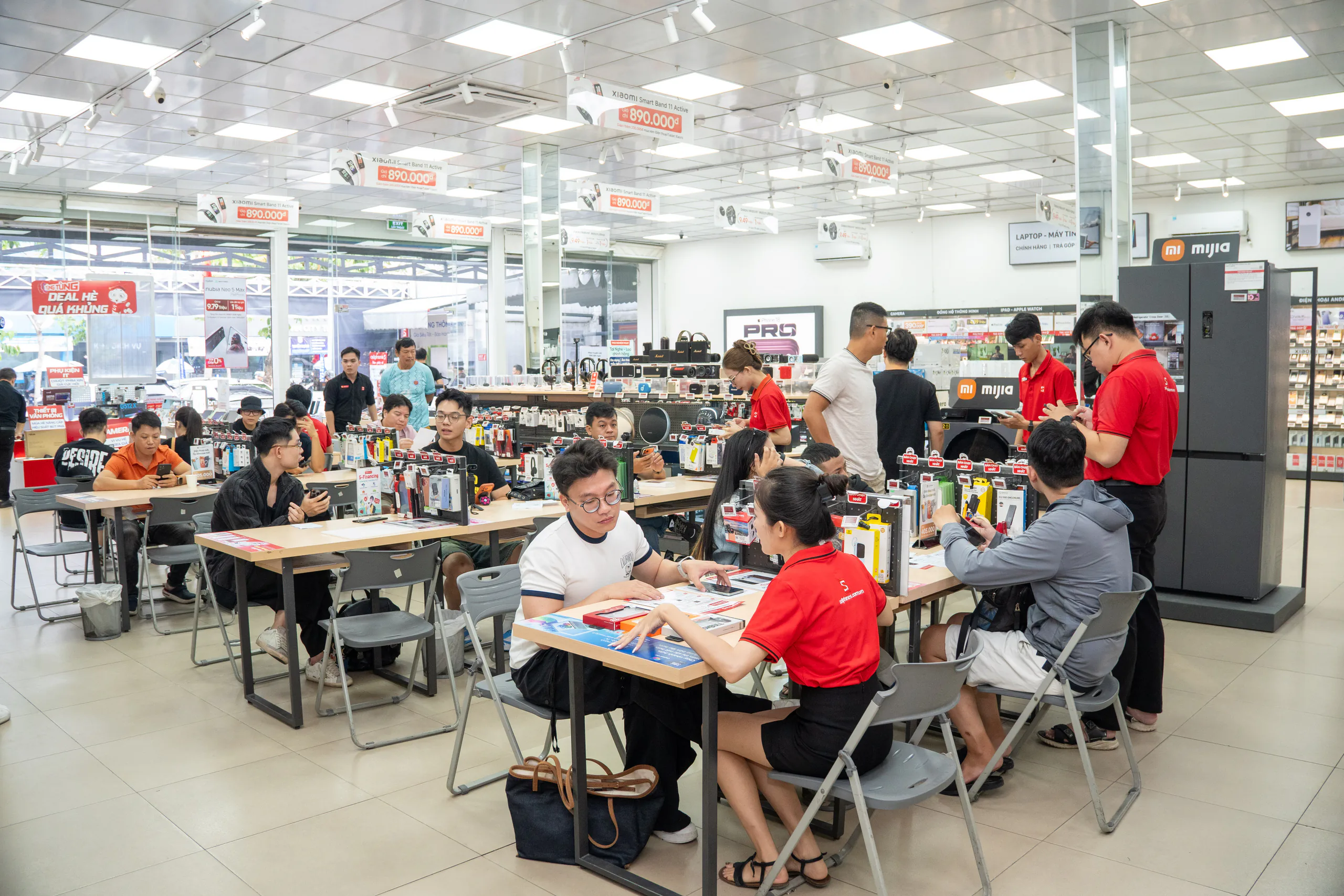 CellphoneS bắt đầu giao iPhone 18 Pro và iPhone 18 Pro Max, gần 50,000 đơn đặt trước