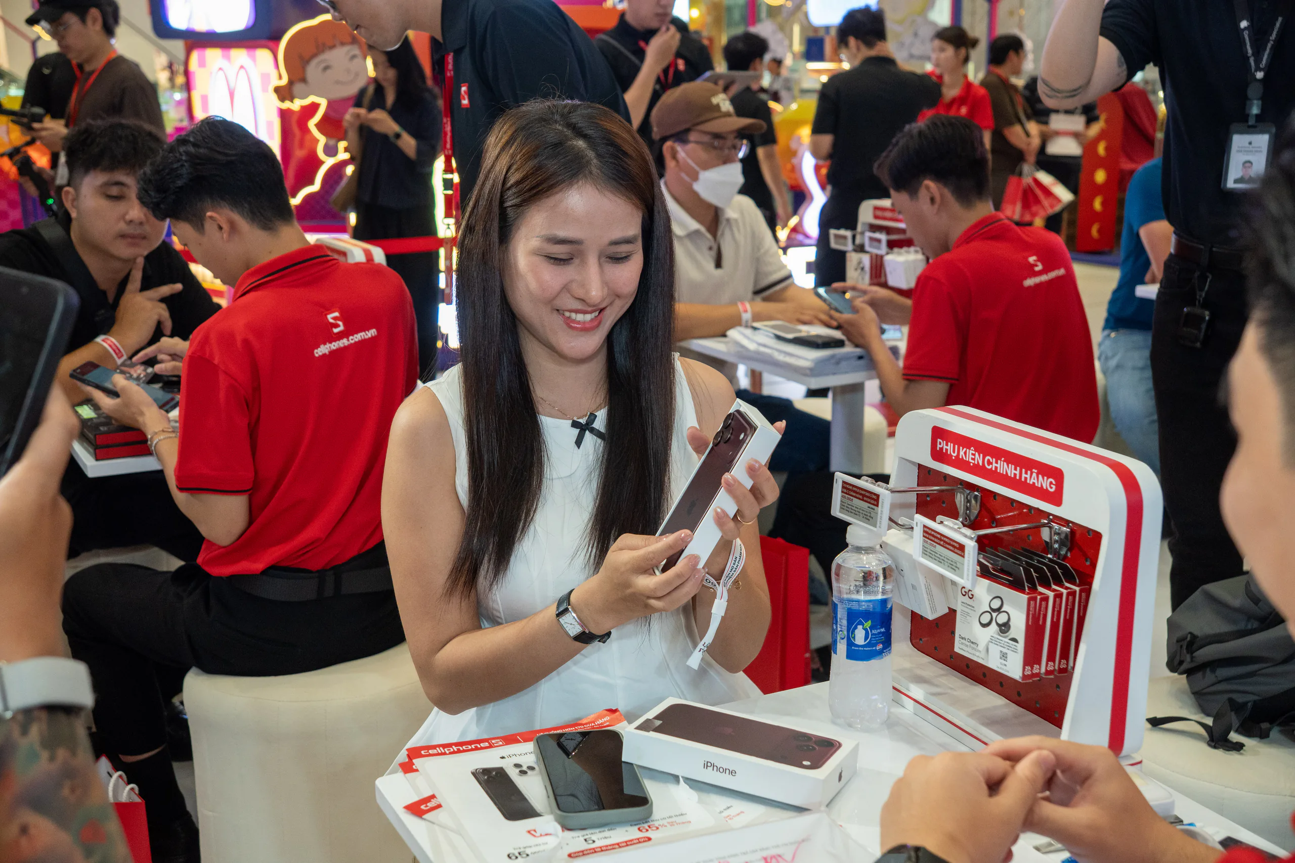 CellphoneS bắt đầu giao iPhone 18 Pro và iPhone 18 Pro Max, gần 50,000 đơn đặt trước