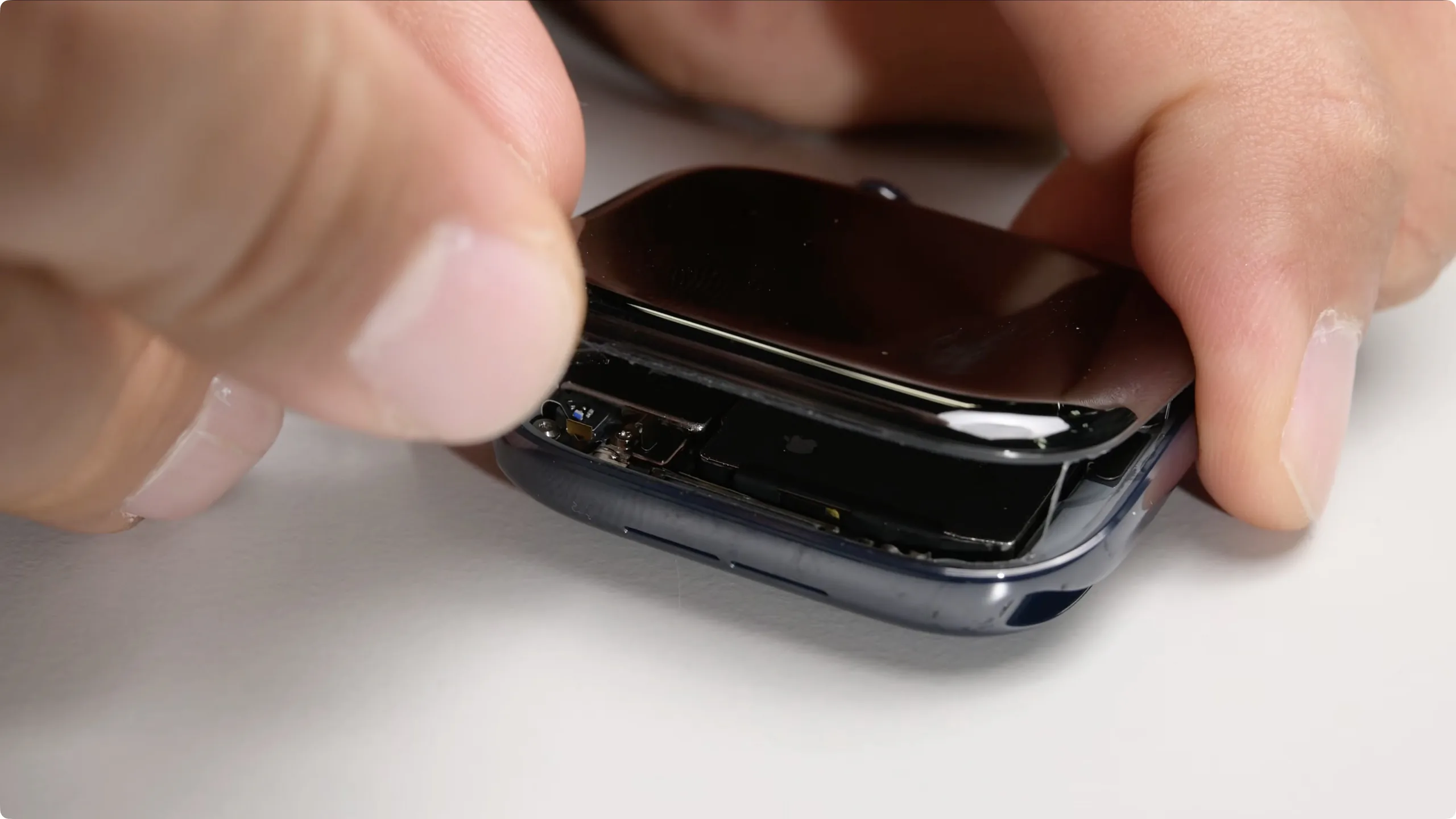 Apple Watch Series 12 Ultra 4 Teardown Inside the Changes 1 mp4 03 40 803