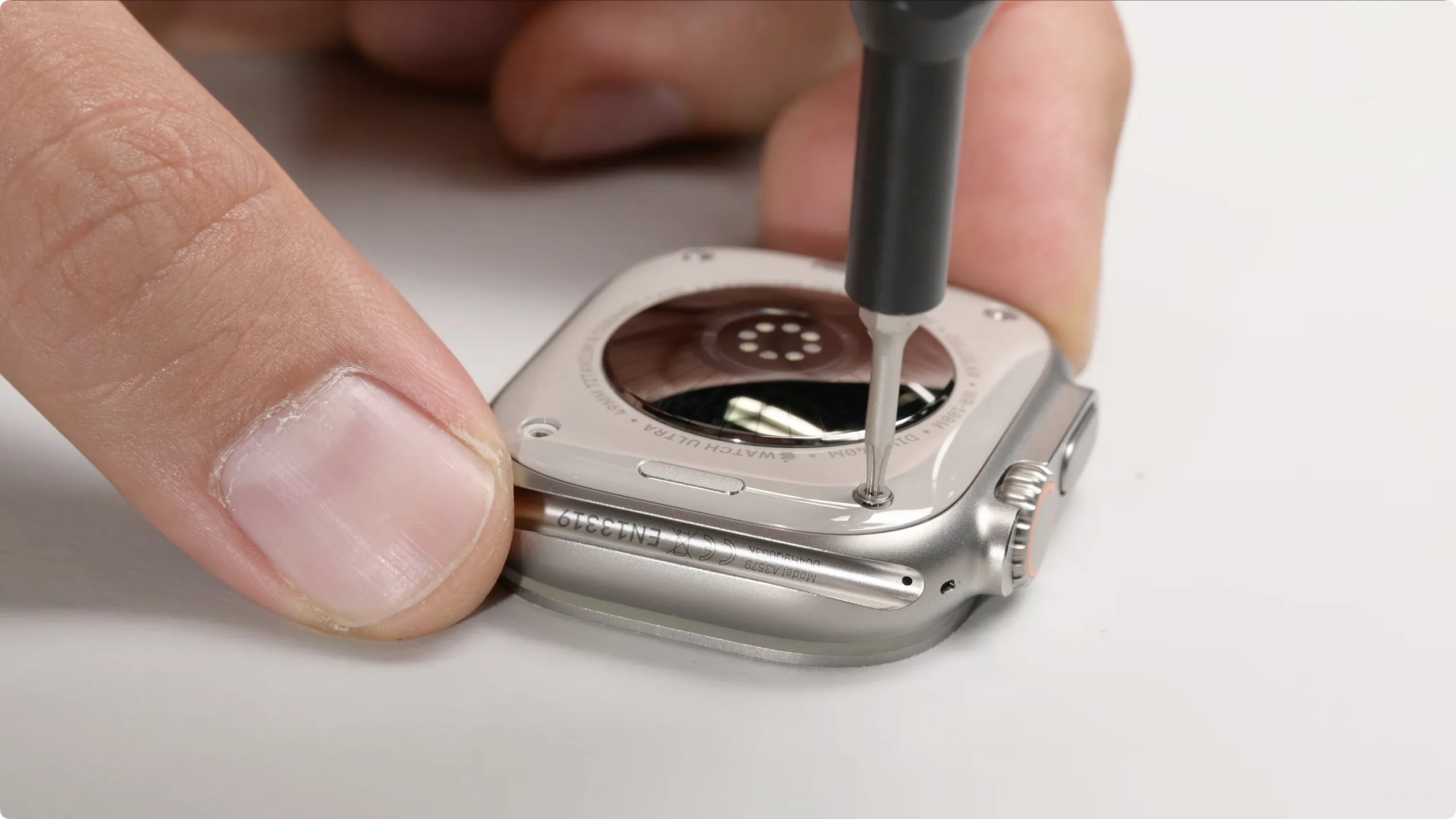 Apple Watch Series 12 Ultra 4 Teardown Inside the Changes 1 mp4 02 49 752