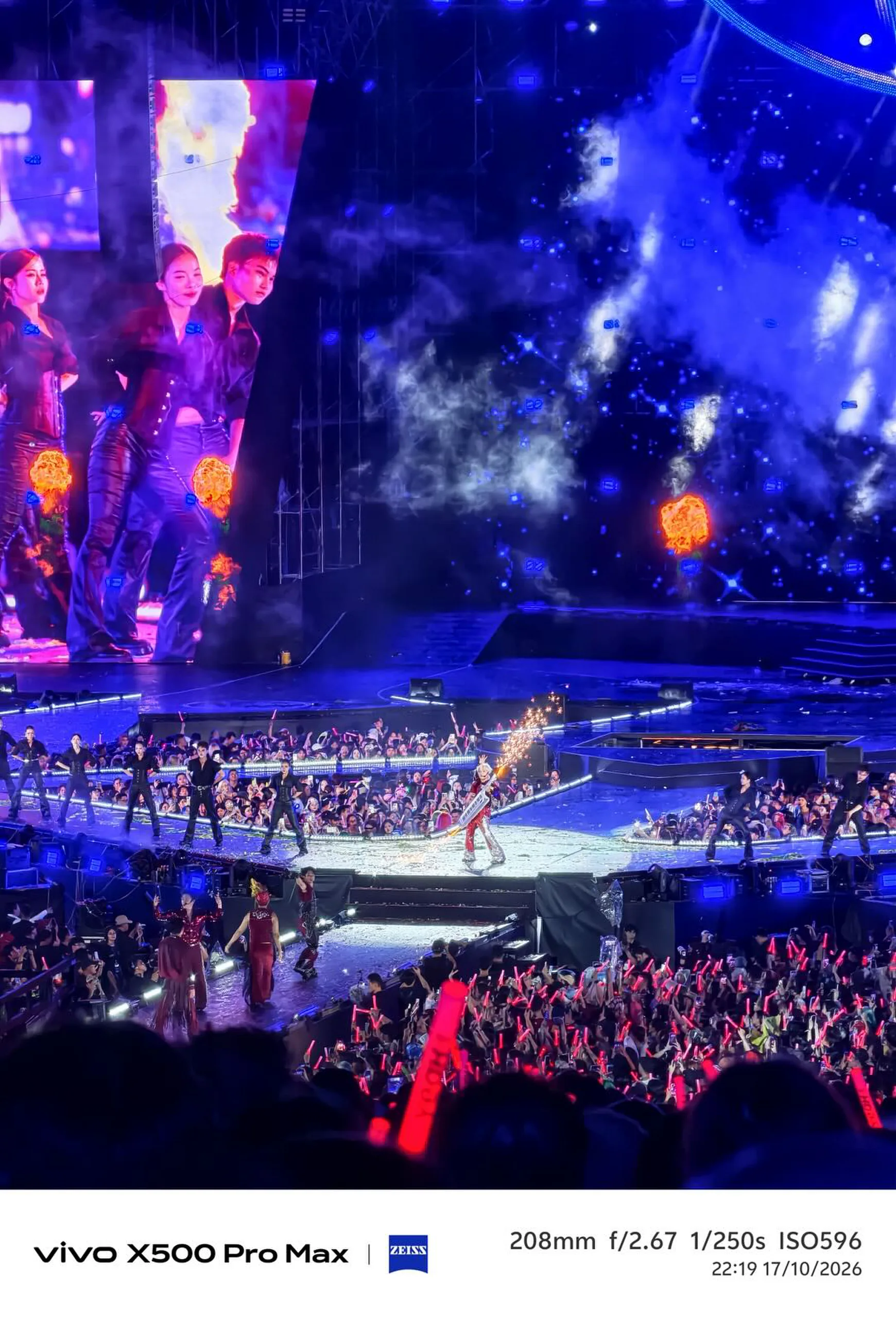 Trải nghiệm vivo X500 Series tại concert Anh Trai Vượt Ngàn Chông Gai 2026